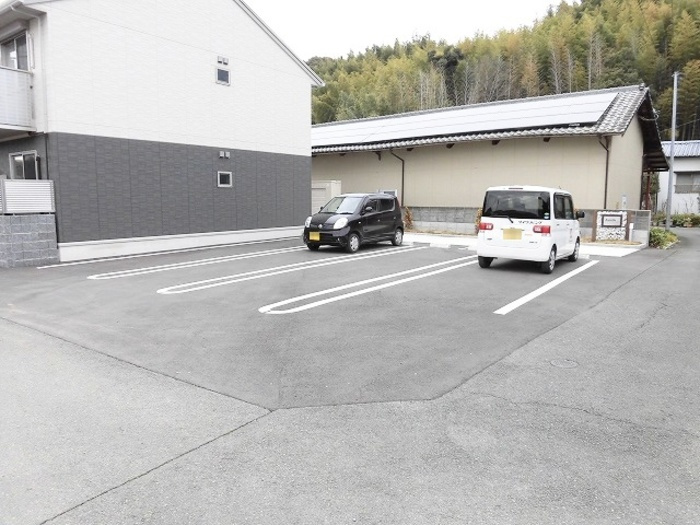 エストレージャの駐車場