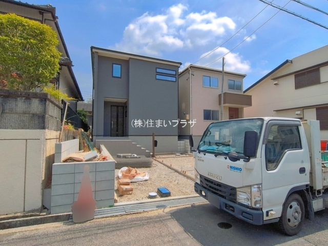 仲介手数料無料）春日井市高森台五丁目２号棟の前面道路含む現地写真|前面道路含む現地写真です