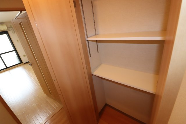 京都市山科区大宅中小路町の賃貸マンションの収納