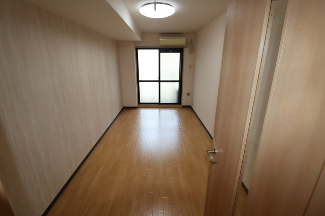 京都市山科区大宅中小路町の賃貸マンションの洋室