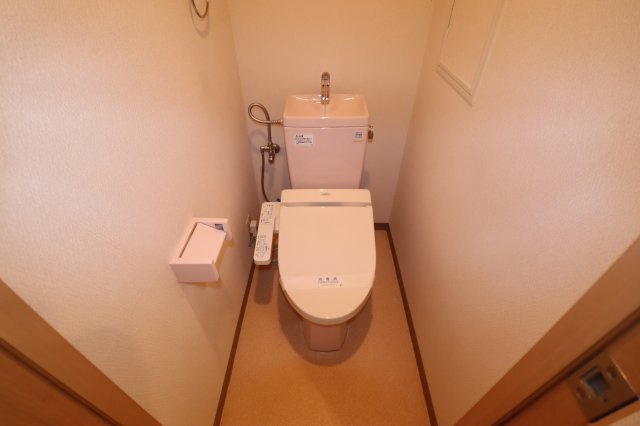 京都市山科区大宅中小路町の賃貸マンションのトイレ