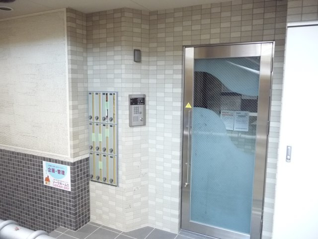 京都市山科区大宅中小路町の賃貸マンションのエントランス