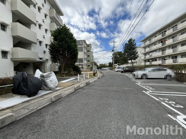 光明台31号棟の駐車場