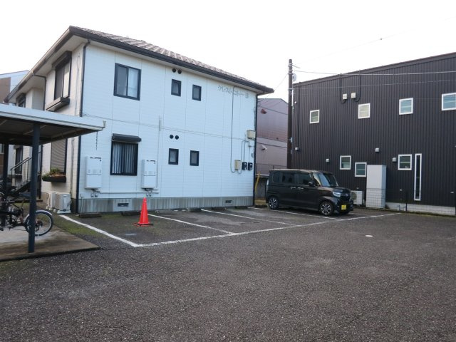 クレストコトーA棟の駐車場|敷地内駐車場１台付き。２台目利用時はお問い合わせください。