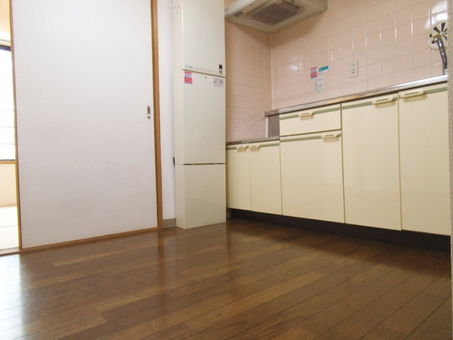 カーサフィオーレのキッチン|玄関から見たキッチン！広さがあります♪