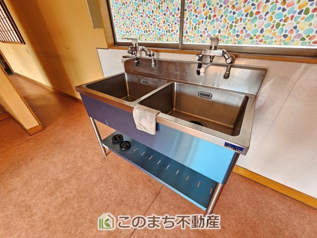鹿沼市茂呂店舗の独立洗面台|店舗内装