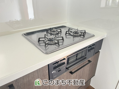 【キッチン】 | KEM結城市結城1期 | 三ツ口コンロ採用で、同時調理もスムーズ◎！お料理を並べられるカウンター付きで、配膳・片付けをサポート！リビングで過ごすご家族とコミュニケーションを楽しみながら作業可能です♪
