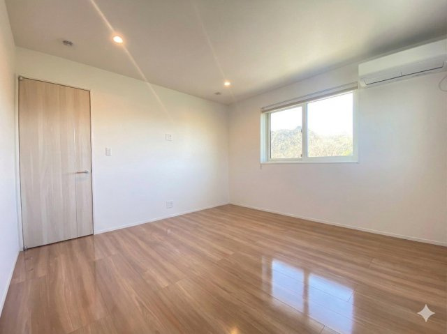 【洋室】 | 玉名郡和水町藤田 | ☆2面採光で明るい・2階8.0帖の洋室・主寝室！（WIC付き）