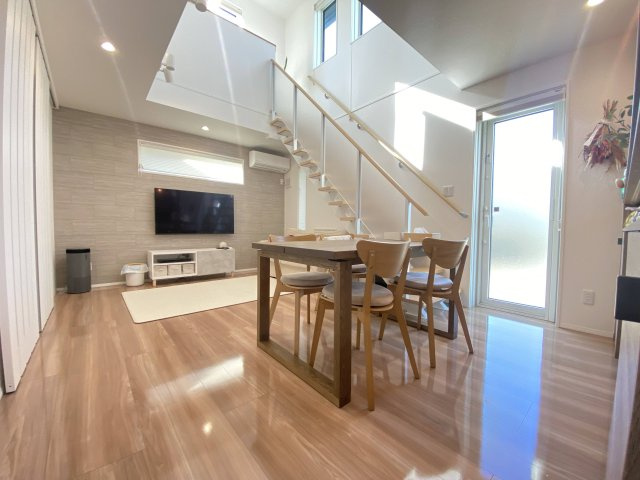 【居間・リビング】 | 玉名郡和水町藤田 | ☆吹抜構造で明かるく解放感のある16.0帖のLDK!☆