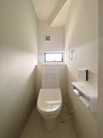 新築戸建・新築建売　福島市大森第9　大森小・信夫中のトイレ|白を基調としており小窓で換気ができるので清潔感のある空間。ペーパーホルダーが2つあるのも便利です！