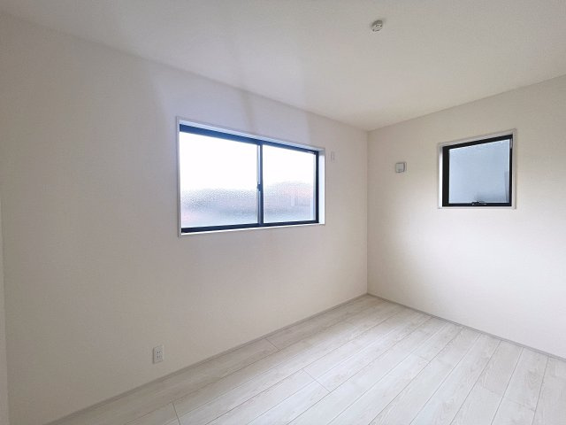 新築戸建・新築建売　福島市大森第9　大森小・信夫中の洋室|5.5帖の洋室は北側の窓から一定した柔らかい光が入り、PC作業や読書などにも最適なお部屋です！