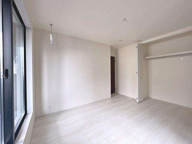 新築戸建・新築建売　福島市大森第9　大森小・信夫中の洋室|バルコニーに面しており大きな窓から日差しが入るので気持ちの良いプライベート空間です！