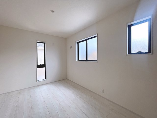新築戸建・新築建売　福島市大森第9　大森小・信夫中の洋室|6帖の洋室は自然光が長時間入る2面採光で明るく気持ちの良いプライベート空間です！