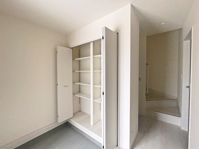 新築戸建・新築建売　福島市大森第9　大森小・信夫中の玄関|大容量のシューズボックスがあり収納豊富な玄関スペース。玄関ドアから日差しが入り明るいです！
