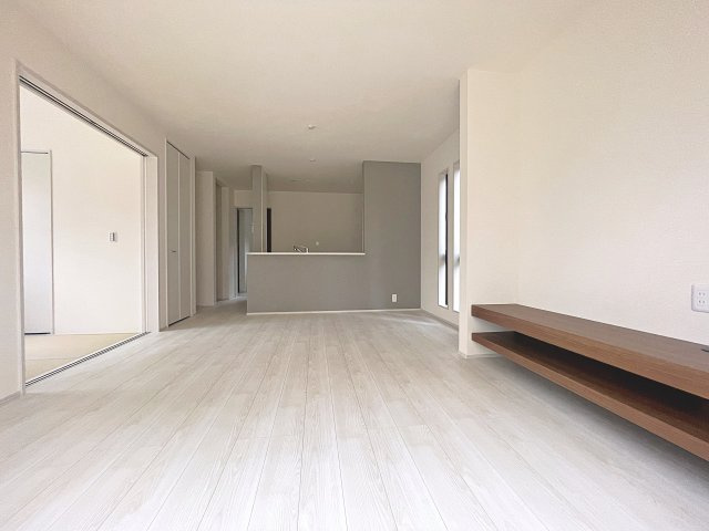 新築戸建・新築建売　福島市大森第9　大森小・信夫中の居間・リビング|南側の大きな窓から日差しが入り明るいリビングはご家族皆さんの憩いの場です！