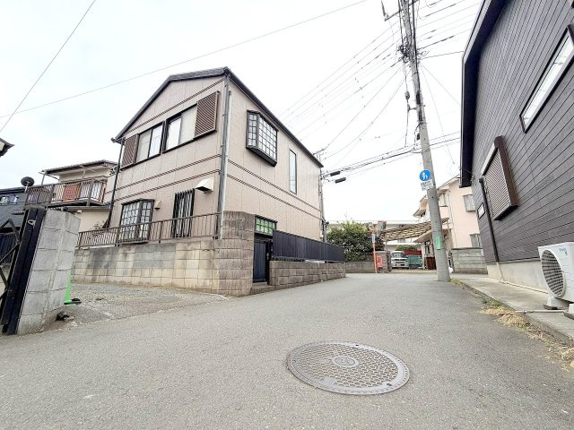 昭島市田中町1丁目　中古戸建の前面道路含む現地写真