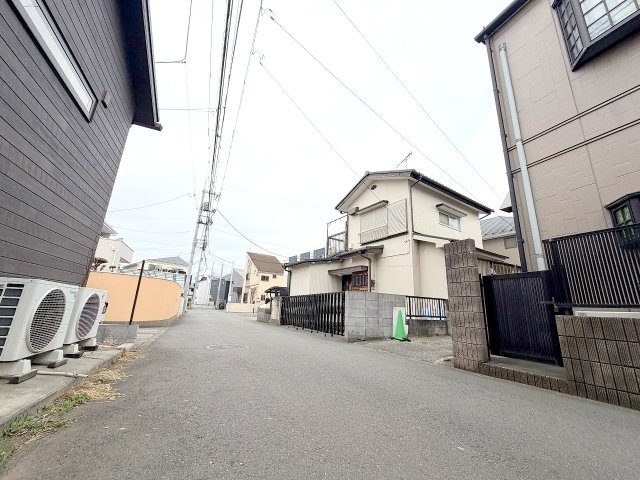 昭島市田中町1丁目　中古戸建の前面道路含む現地写真
