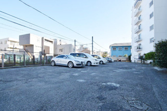 【駐車場】 | マンションの駐車場スペース。空きの有無や駐車料金、サイズ規定などについては、改めてお問い合わせください。～即日のご見学可能～　お問合せはお気軽にどうぞ。
