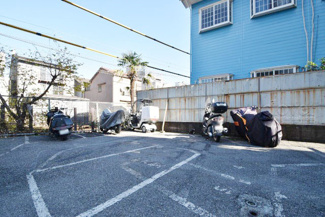 【駐車場】 | バイク置き場。空き区画の有無や駐輪料金、サイズおよび排気量規定などについては、改めてお問い合わせください。～即日のご見学可能～　お問合せはお気軽にどうぞ。
