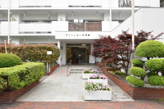【エントランス】 | お客様を、そして住人を出迎えてくれるマンションのエントランス。ゴミが落ちていないことからも、管理状態の良さや住民の節度の高さが見て取れます。～即日のご見学可能～　お問合せはお気軽にどうぞ。
