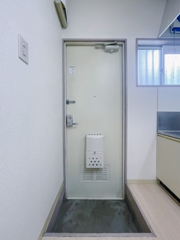 新井ハイツの玄関