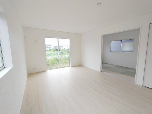 新築戸建・新築建売　足利市大前町第2　山前小学校・西中学校の居間・リビング|南西向きの大きな掃き出し窓からたっぷり陽の光が入る明るいリビング！