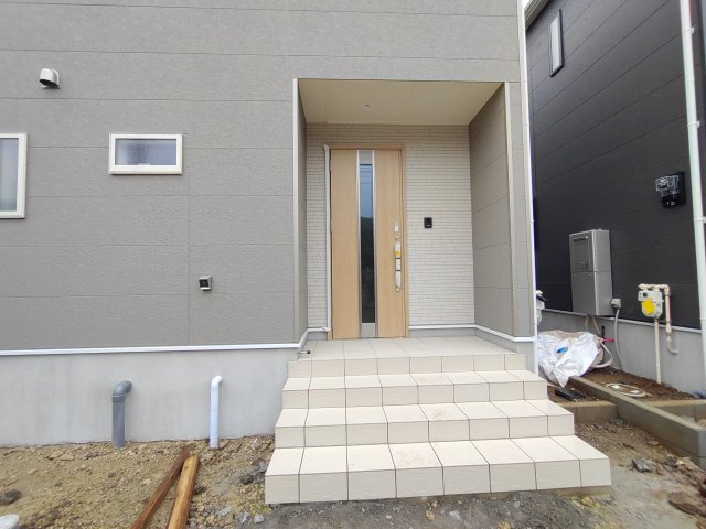 新築戸建・新築建売　足利市大前町第2　山前小学校・西中学校の玄関|カメラ付きインターホンや人感センサー付玄関灯付きでセキュリティー対策も充実◎