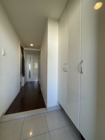 中古マンション　サンクレイドル郡山の玄関|清潔感のある白い建具の中にはシューズボックスがございます。