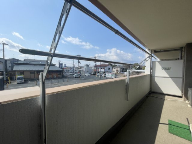 中古マンション　サンクレイドル郡山のバルコニー|南向きのバルコニーには太陽光がたっぷり入り込み、日々のお洗濯にもプライベート空間としても気持ちよいスペースです。