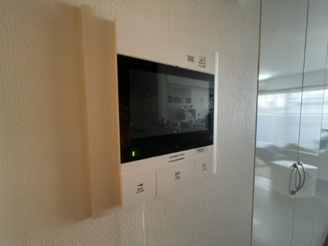 中古マンション　サンクレイドル郡山の玄関|玄関はダブルロックキー、窓には格子付きで防犯性◎