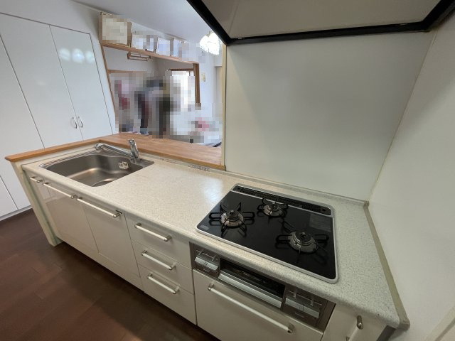 中古マンション　サンクレイドル郡山のキッチン|キッチン脇には大容量収納可能な物入れスペースあり♪