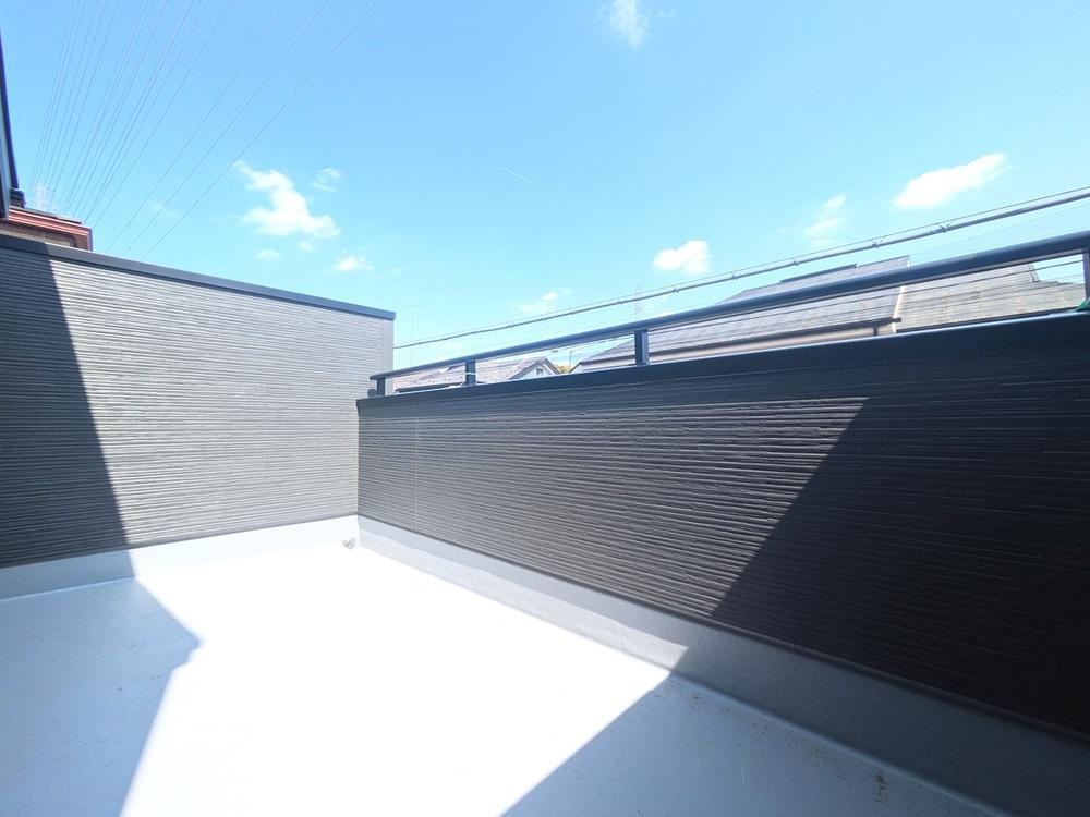 【Livele Garden.S】小平市小川町第２のバルコニー|奥行きのあるワイドバルコニー ♪お洗濯物の多い日でもいっきに干せますね。