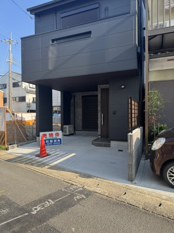 嵯峨苅分町１号地 新築戸建｜車折神社駅徒歩4分｜南向き道路｜3LDK新築住宅の外観パース|ビルトインガレージ付きの機能的な設計です