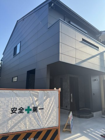 嵯峨苅分町１号地 新築戸建｜車折神社駅徒歩4分｜南向き道路｜3LDK新築住宅の外観|ビルトインガレージ付きの機能的な設計です