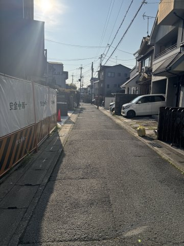嵯峨苅分町１号地 新築戸建｜車折神社駅徒歩4分｜南向き道路｜3LDK新築住宅の前面道路含む現地写真|前面道路は交通量が少なく、落ち着いた住環境です