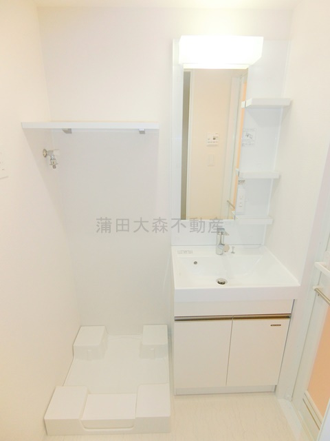 リヴシティ蒲田イーストの洗面所|洗面脱衣所　独立洗面台　棚付きの洗濯機置き場
