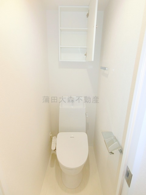 リヴシティ蒲田イーストのトイレ|棚収納と温水洗浄便座付きのトイレ　