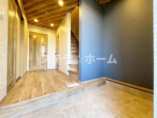 東中浜7 中古戸建の玄関|収納もある玄関です