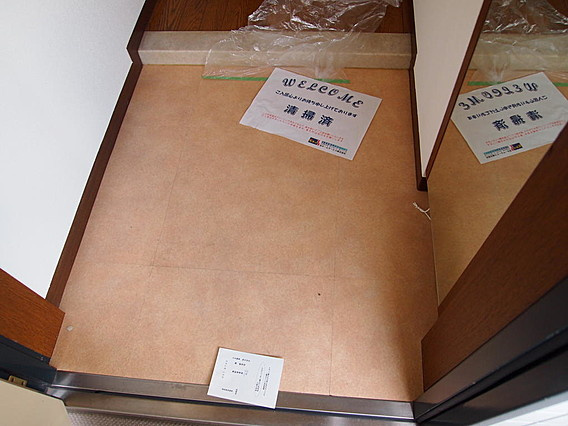 メゾンド平岡2番館の玄関