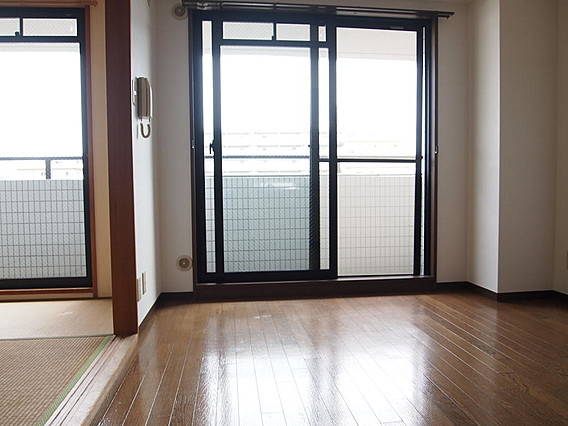 メゾンド平岡2番館の居間・リビング