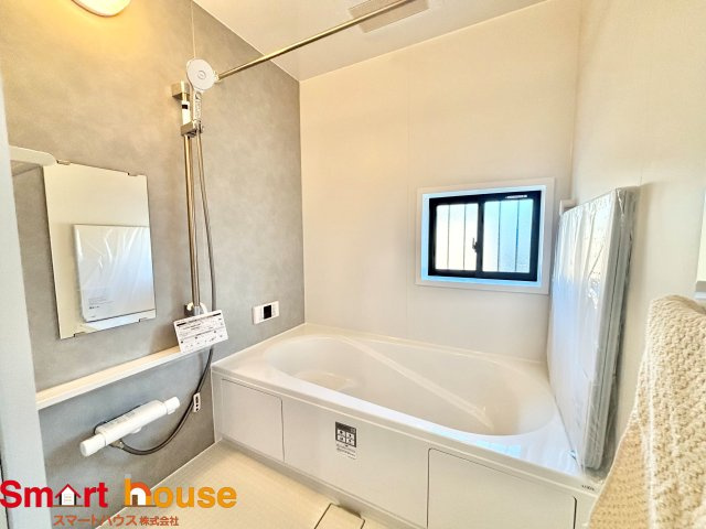 町田市原町田　新築４棟の浴室|一日の疲れを癒してくれる場所なので、快適に過ごして頂く為にゆったりサイズのバスタブを用意しました。是非半身浴をお楽しみ下さい。空気が籠らない様に小窓も設置しております。