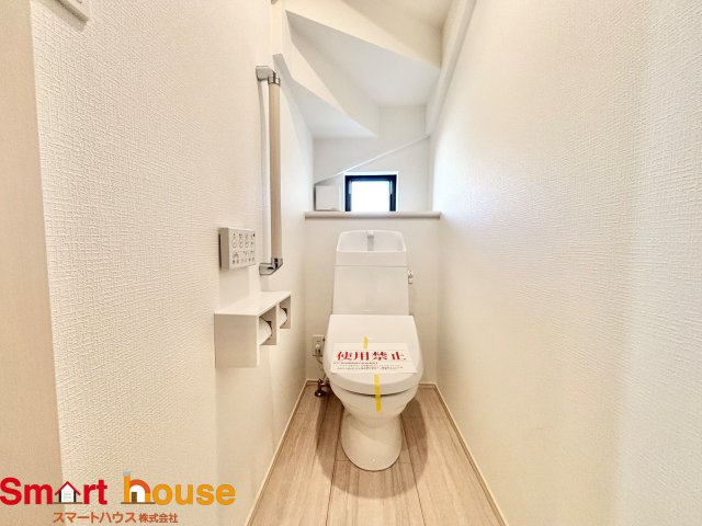 町田市原町田　新築４棟のトイレ|節水型でエコなトイレには、今では当たり前のウォシュレット付き。便座を温める機能もついていて、居心地良くてトイレから出られなくなるかも！換気用に換気扇はもちろん、窓も着いているので常に快適ですね♪