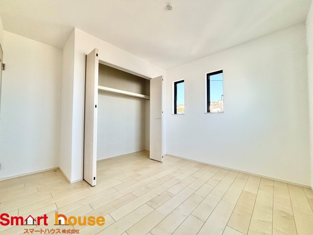 町田市原町田　新築４棟の洋室|大きな窓からたっぷりの日差しが降り注ぐ明るい室内です。気持ちの良い朝日を受けて、目覚めの良い健康的な朝を迎えられそうです。 