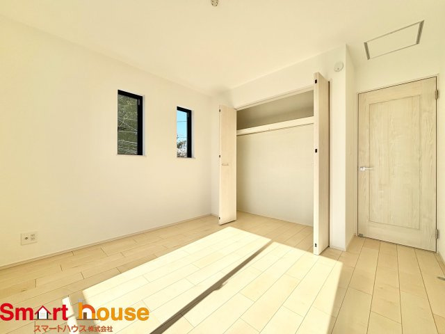 町田市原町田　新築４棟の洋室|家族一人ひとりの大切なプライベート空間。趣味に合わせて使って頂けるようシンプルに仕上げてあります。暮らし心地を大きく左右する収納を、適材適所に配置し使い勝手を考慮しました。