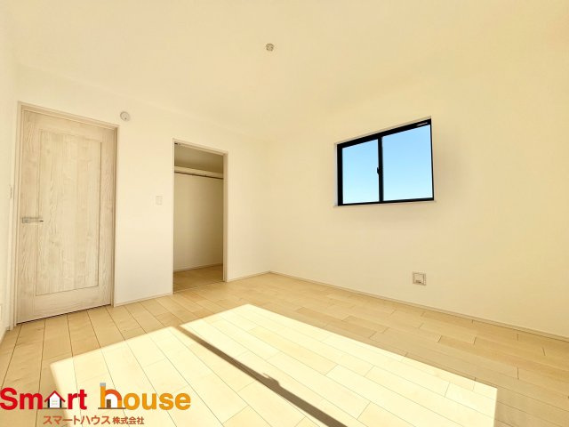 町田市原町田　新築４棟の洋室|南側に窓を設けているため、一日中明るく、気分も明るくなります。