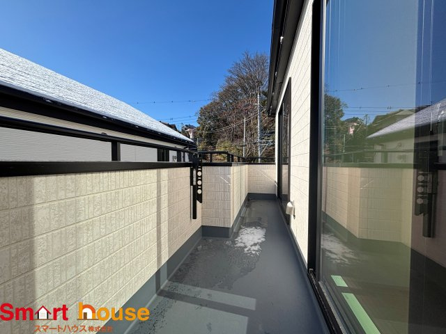 町田市原町田　新築４棟のバルコニー|陽当りの良いバルコニーは、物干しセットを追加すれば、一度にたくさんのお洗濯物が干せるのが魅力！バルコニーは洗濯物を干すだけの場所じゃなく、家族のゆとりのある時間を演出するプライベート空間。