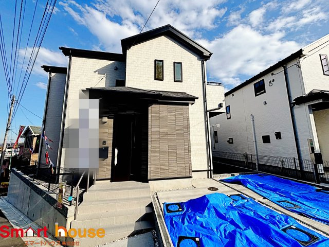 町田市原町田　新築４棟の外観|外壁が周囲の街並みと青空に生えるお洒落な仕上がり！周囲には高い建物のないエリア。青い空が大きく感じますね。