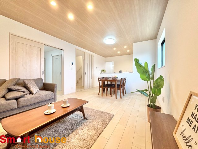 町田市原町田　新築４棟の居間・リビング|ご家族みんなで長い時間を過ごすリビングは一番居心地のいいものであって欲しいですね。開放感のある広々リビングに光と風を呼び込みます。収納も多く快適な住空間を実現します。