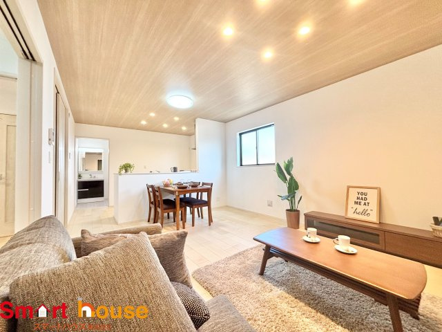 町田市原町田　新築４棟の居間・リビング|忙しい朝もしっかり家族が揃って食事をして頂けるゆとりある大きさのダイニングスペース。奥様が作る手料理をたくさん並べて頂き、テーブルで囲む健やかな食事の時間を存分に愉しんで下さい。 