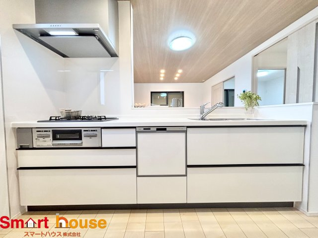 町田市原町田　新築４棟のキッチン|ダイニングからワークスペースを見渡せる、見せるキッチン。ダイニングとの空間のつながりが、スペースのゆとりを生み出します♪